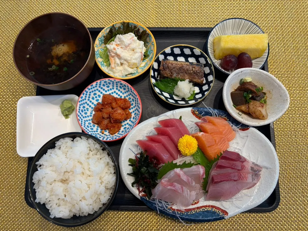 輝の週替わりランチ - お刺身の盛り合わせと小鉢、ご飯、汁物のお盆(一例)
