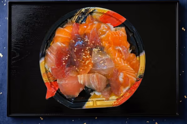 海鮮ポキ丼 - 特製ダレとゴマ油が香るハワイ風海鮮丼