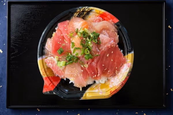 海鮮漬け丼 - 特製醤油ダレに漬け込んだ魚介の旨味が凝縮された一杯