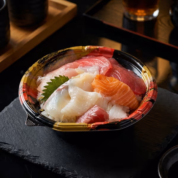 その日一番のネタを豪快に盛り付けた、輝の顔とも言える一杯。