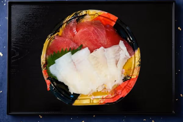 マグロ&えんがわ紅白丼 - マグロの旨味とエンガワの食感が楽しめる贅沢丼