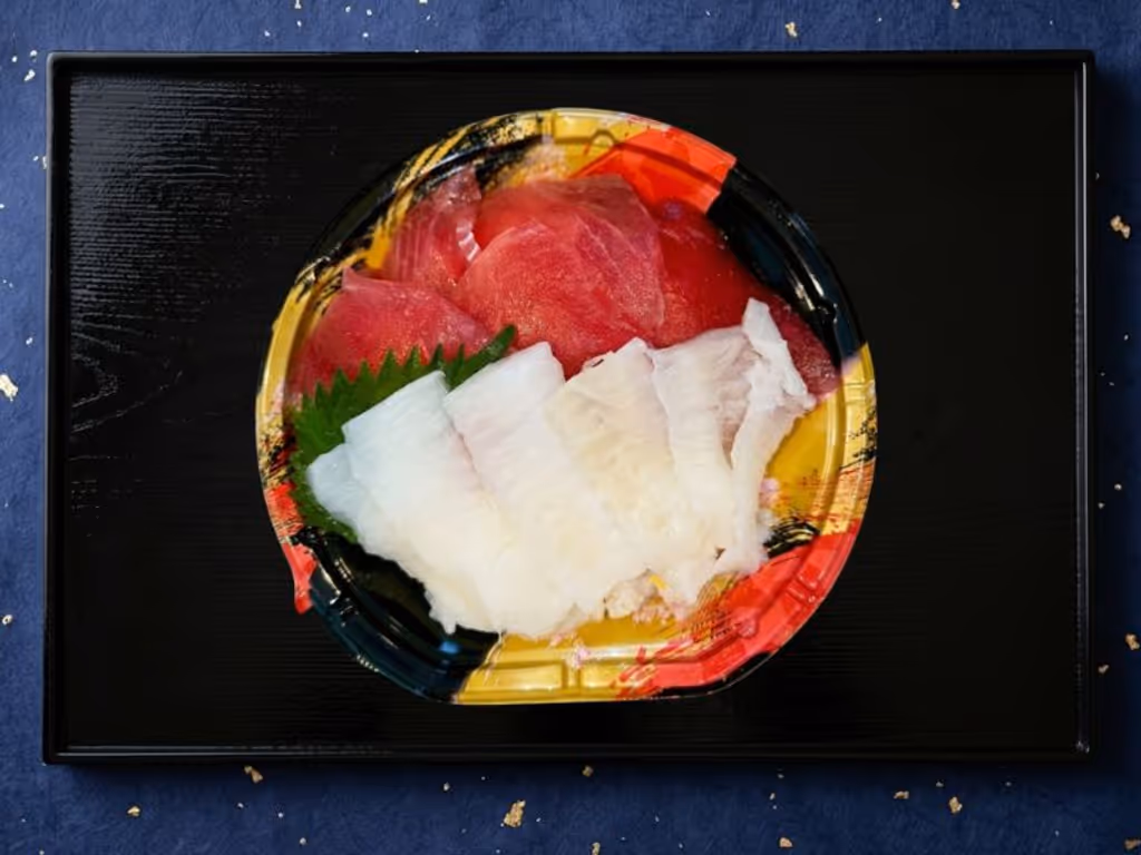 マグロ&えんがわ紅白丼 - マグロの旨味とエンガワの食感が楽しめる贅沢丼