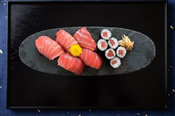 お寿司　まぐろ尽くし - 赤身・中トロ・大トロなどマグロの部位を食べ比べ
