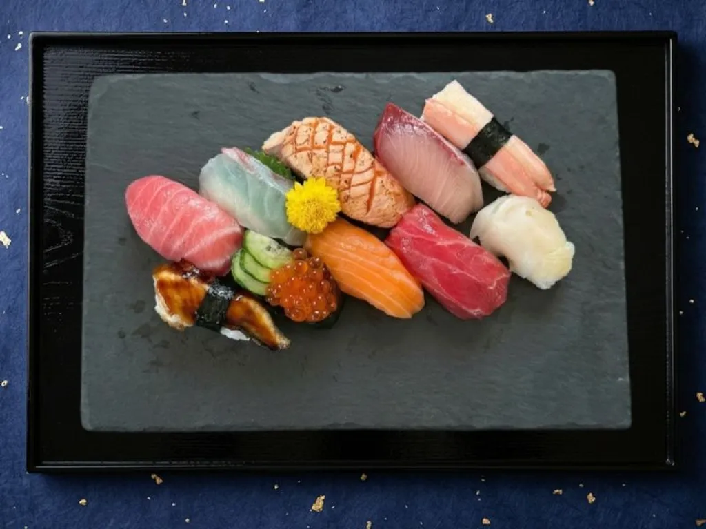 握り寿司盛り合わせ10巻 - 定番から旬のネタまでバランスよく楽しめる10貫