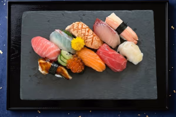 握り寿司盛り合わせ10貫 - 定番から旬のネタまでバランスよく楽しめる10貫