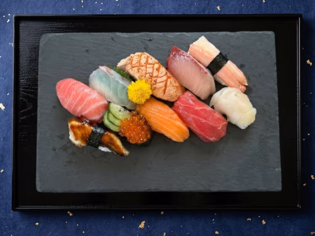 握り寿司盛り合わせ10貫 - 定番から旬のネタまでバランスよく楽しめる10貫