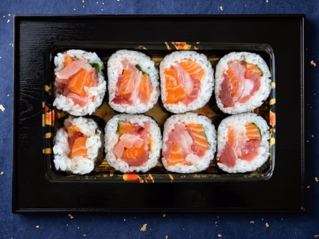 お魚贅沢巻き - 数種類の鮮魚を彩り豊かに巻いた贅沢な太巻き