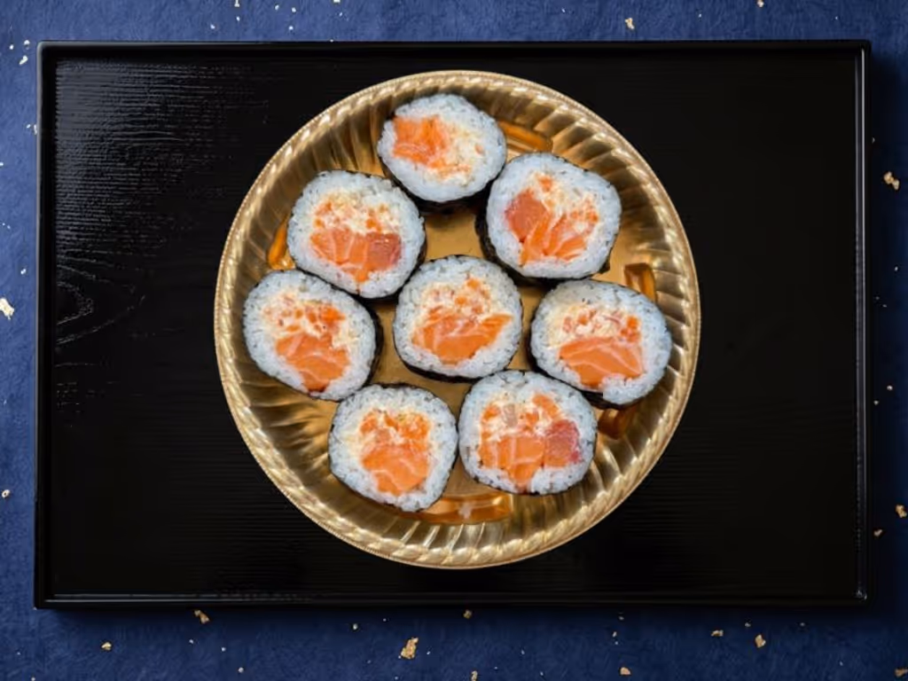 生サーモンクリームチーズ巻き - サーモンとクリームチーズの濃厚なハーモニー