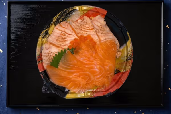 鮭尽くし丼 - 脂の乗ったサーモンといくらを贅沢に使用した海鮮丼