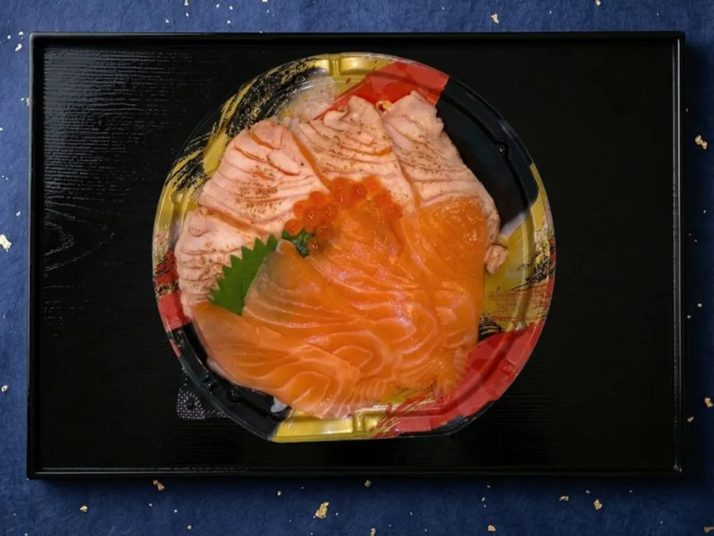 鮭尽くし丼 - 脂の乗ったサーモンといくらを贅沢に使用した海鮮丼