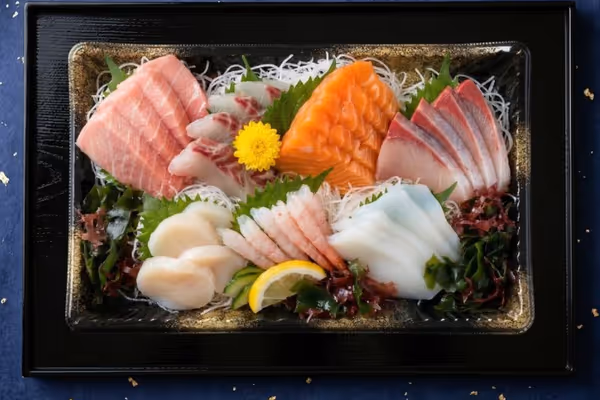 刺身盛り合わせ　輝 - 旬の鮮魚を贅沢に盛り合わせた彩り豊かな一皿