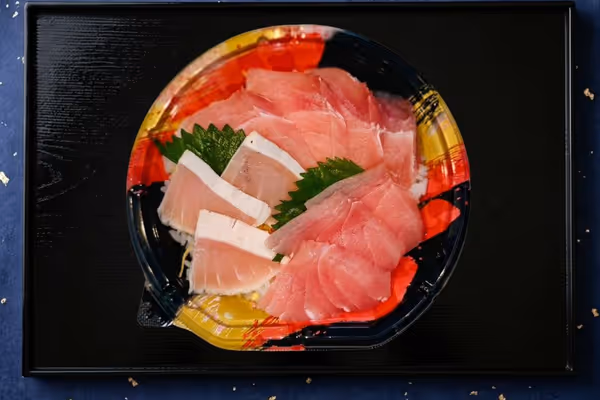 さわら三昧 - 旬の鰆の炙りと刺身を贅沢に盛り合わせた海鮮丼