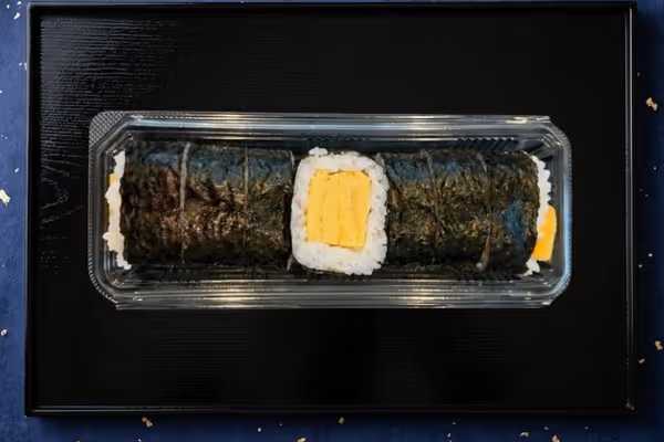 玉子贅沢巻き - 出汁の効いた自家製玉子焼きを豪快に巻いた太巻き