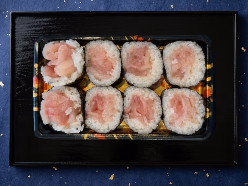 贅沢トロびんちょう鮪太巻き - 脂の乗ったトロびんちょうマグロを贅沢に使用