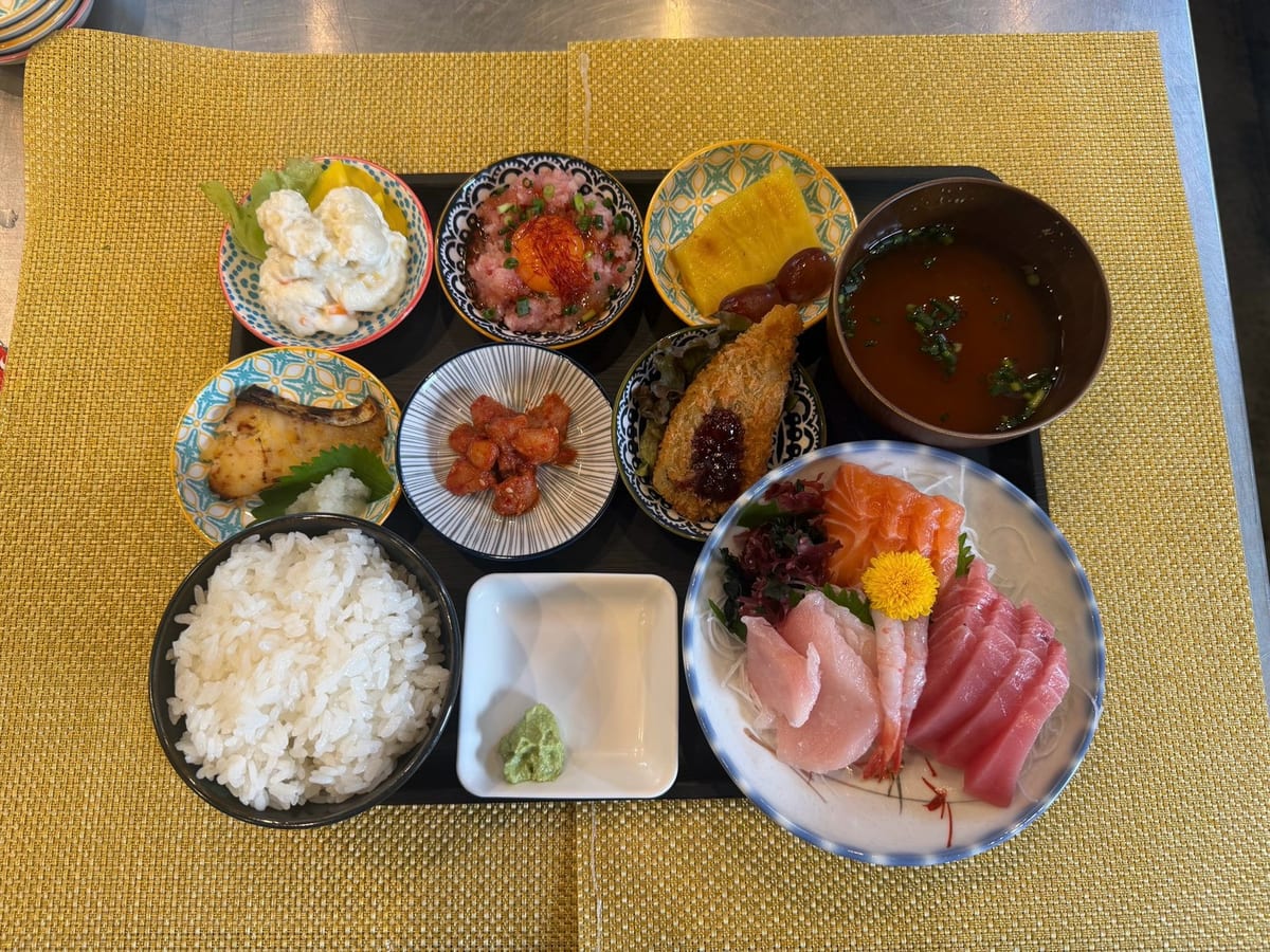 輝の週替わりランチ(一例)。お刺身の盛り合わせと小鉢、ご飯、汁物